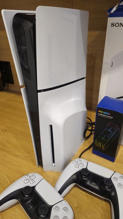 Playstation 5 slim z napędem dysk 1 tb 2 pady i ładowarka + gra
