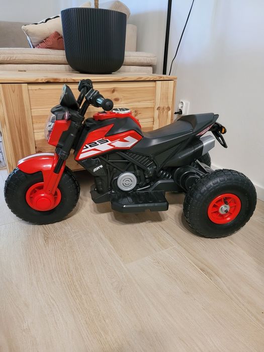 Motor Ścigacz na pompowanych kołach