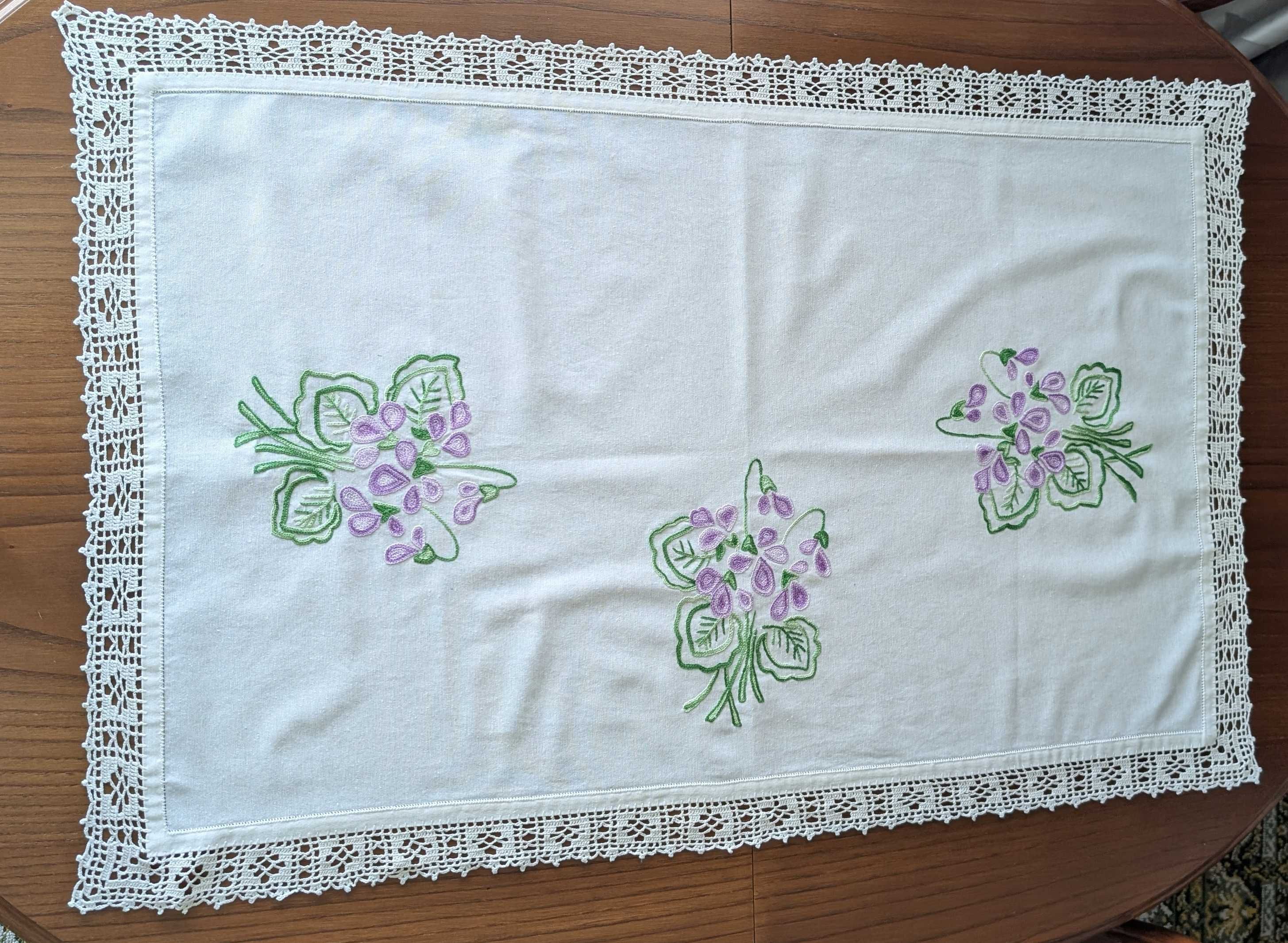 Centro de mesa em linho bordado e renda