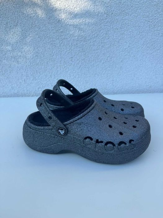 brokatowe ocieplane crocsy na platformie w10