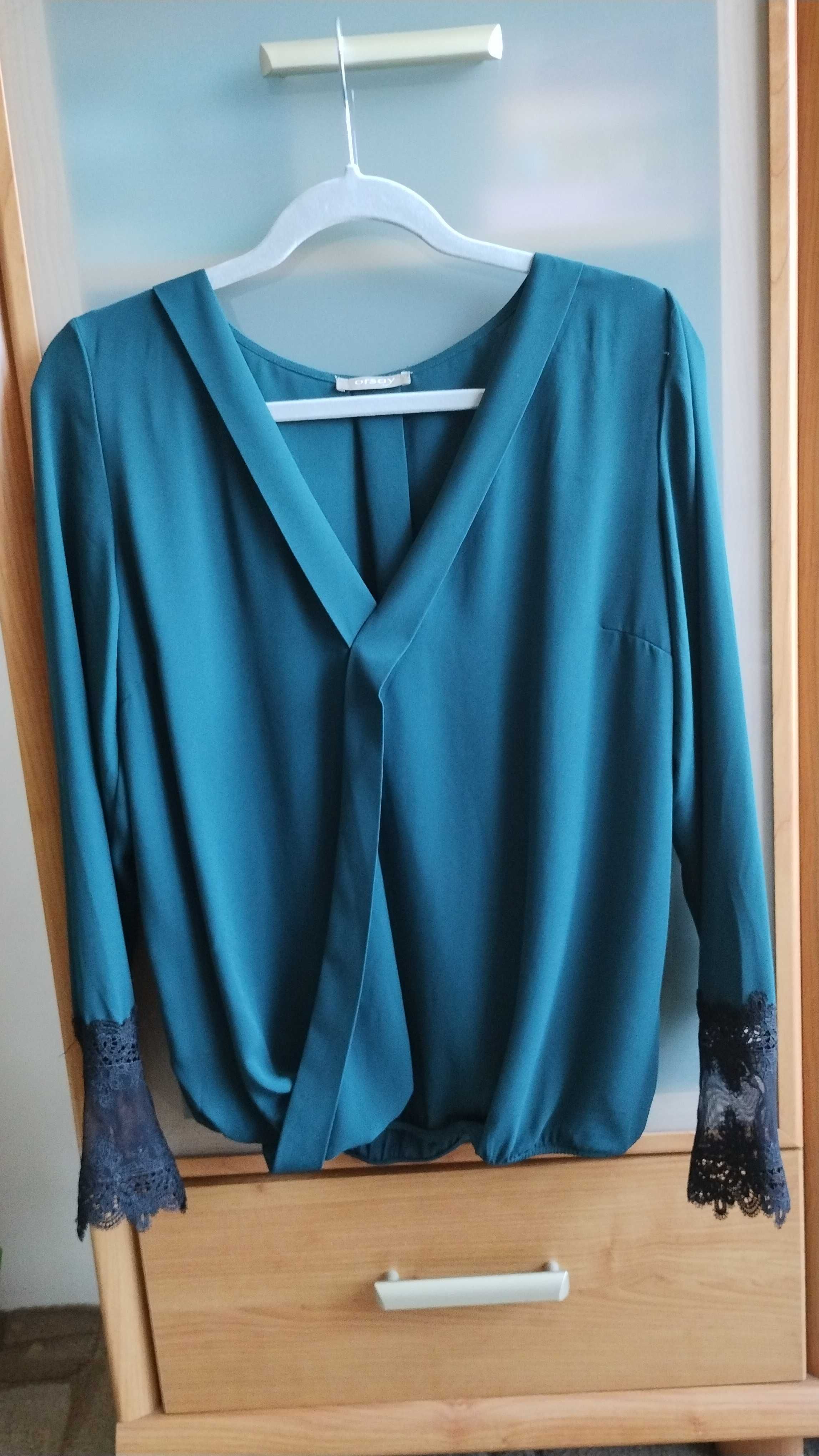Elegancka bluzka z kopertowym dekoltem V.