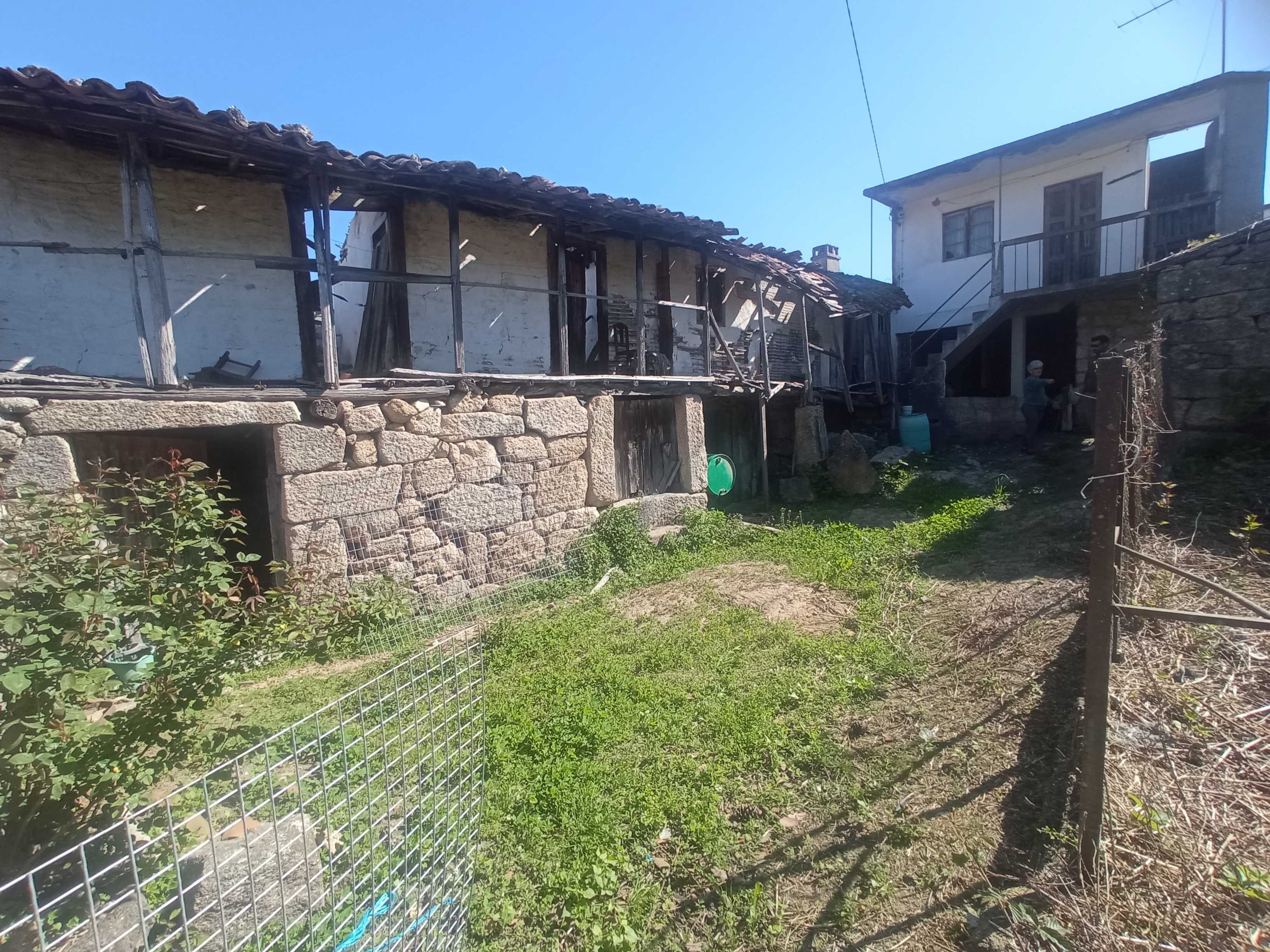 Vende se casa para restauro em Pombal