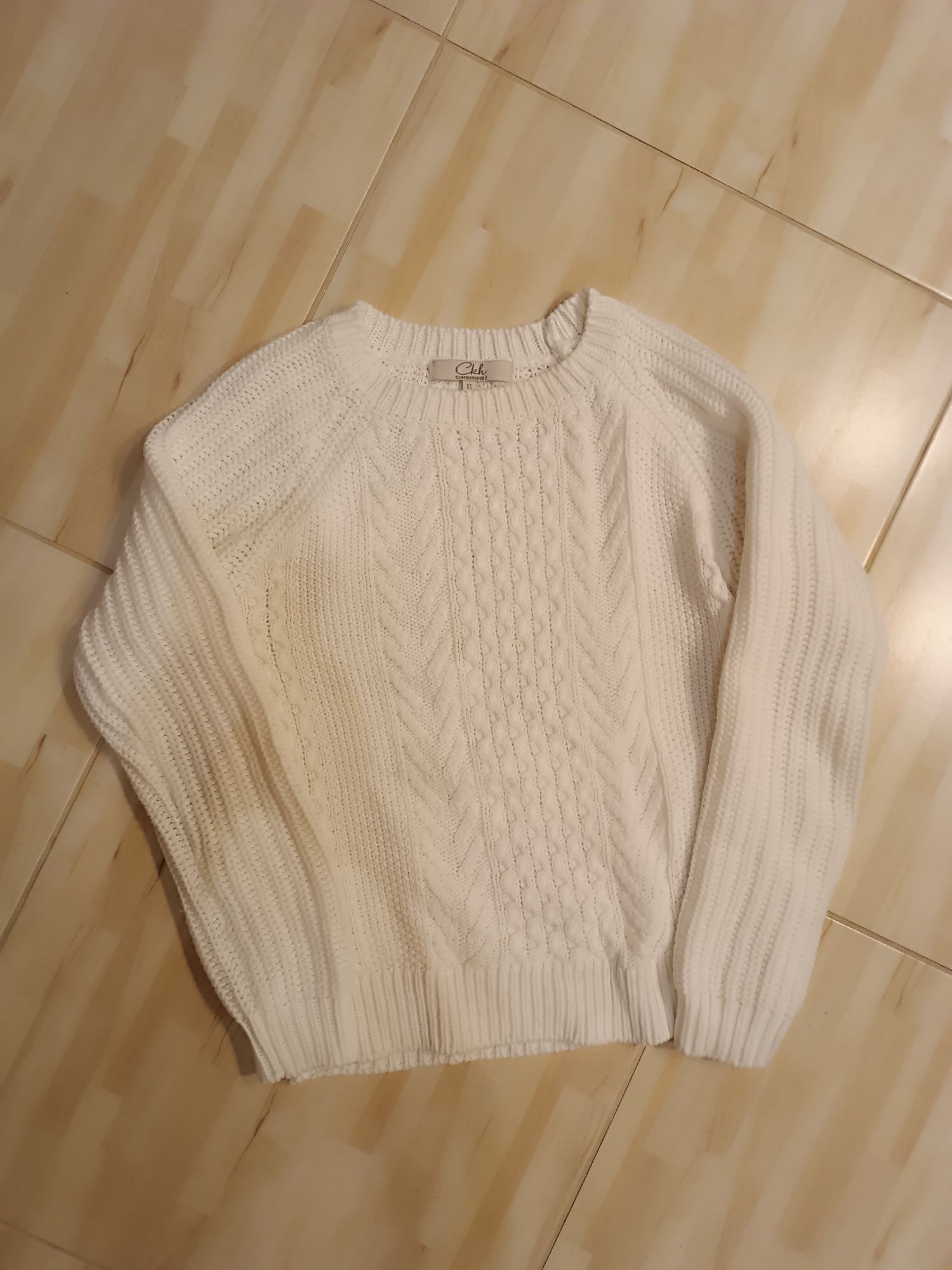 Sweter biały we wzorki