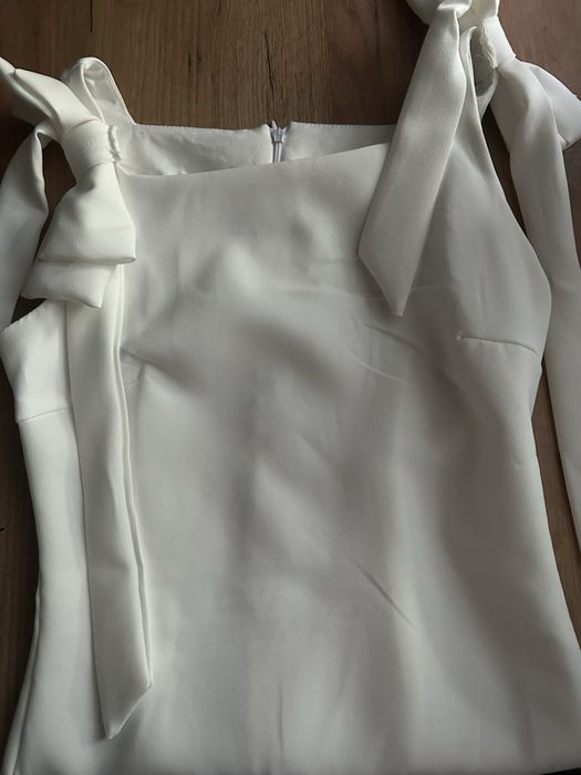 біла сукня з бантами