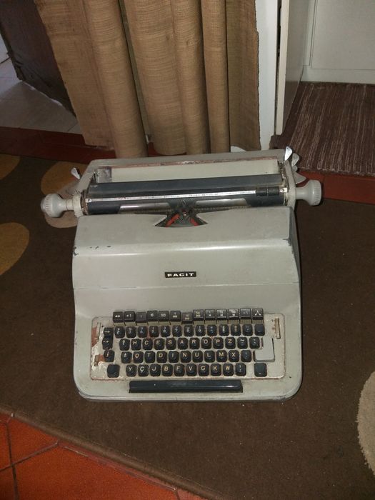 Maquina de escrever FACIT  antiga elétrica para colécionadores .