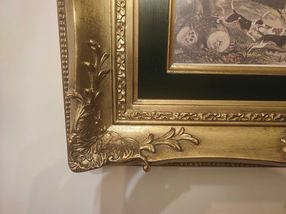 Quadro com moldura em folha de ouro e gravura com caçada