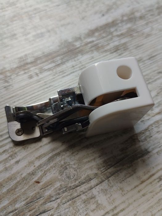 Лапка для швейної машини з підрізанням краю