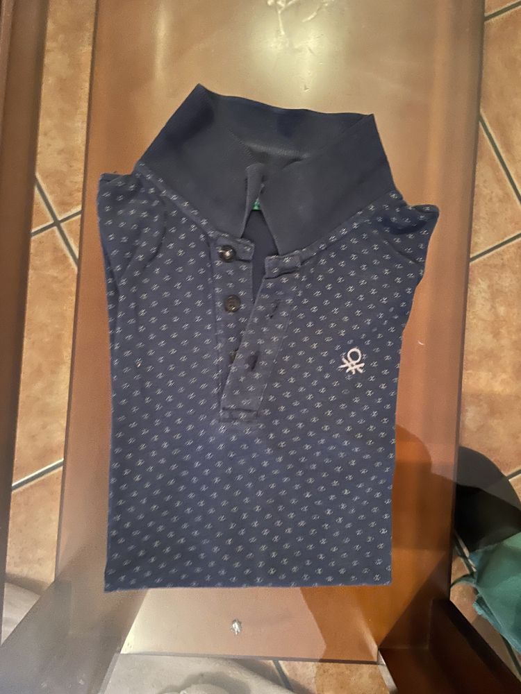 Polo azul escuro da Benetton com pontinhos brancos