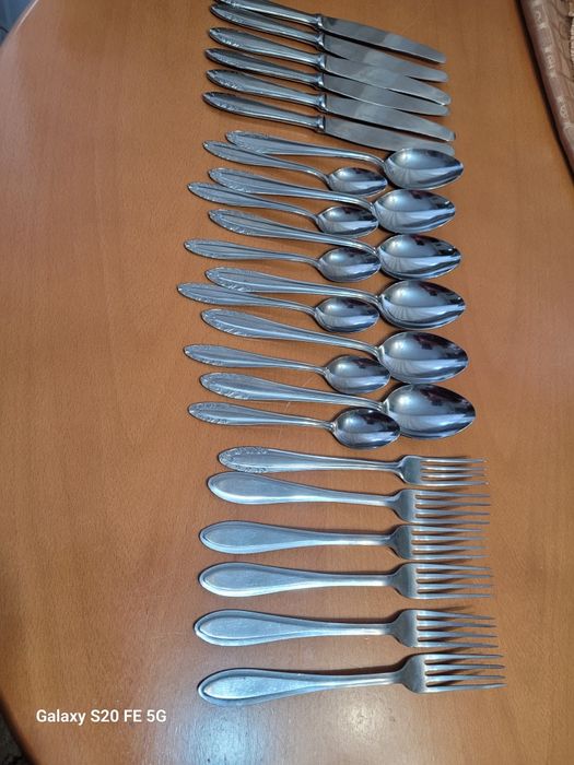 8/ Sztucce zestaw 24 sztuk
