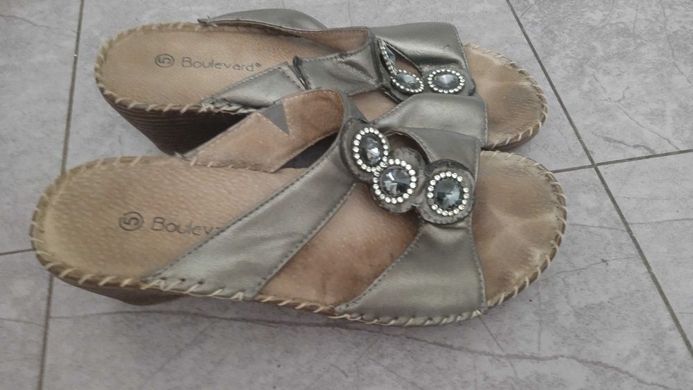 Продам летнюю женскую обувь