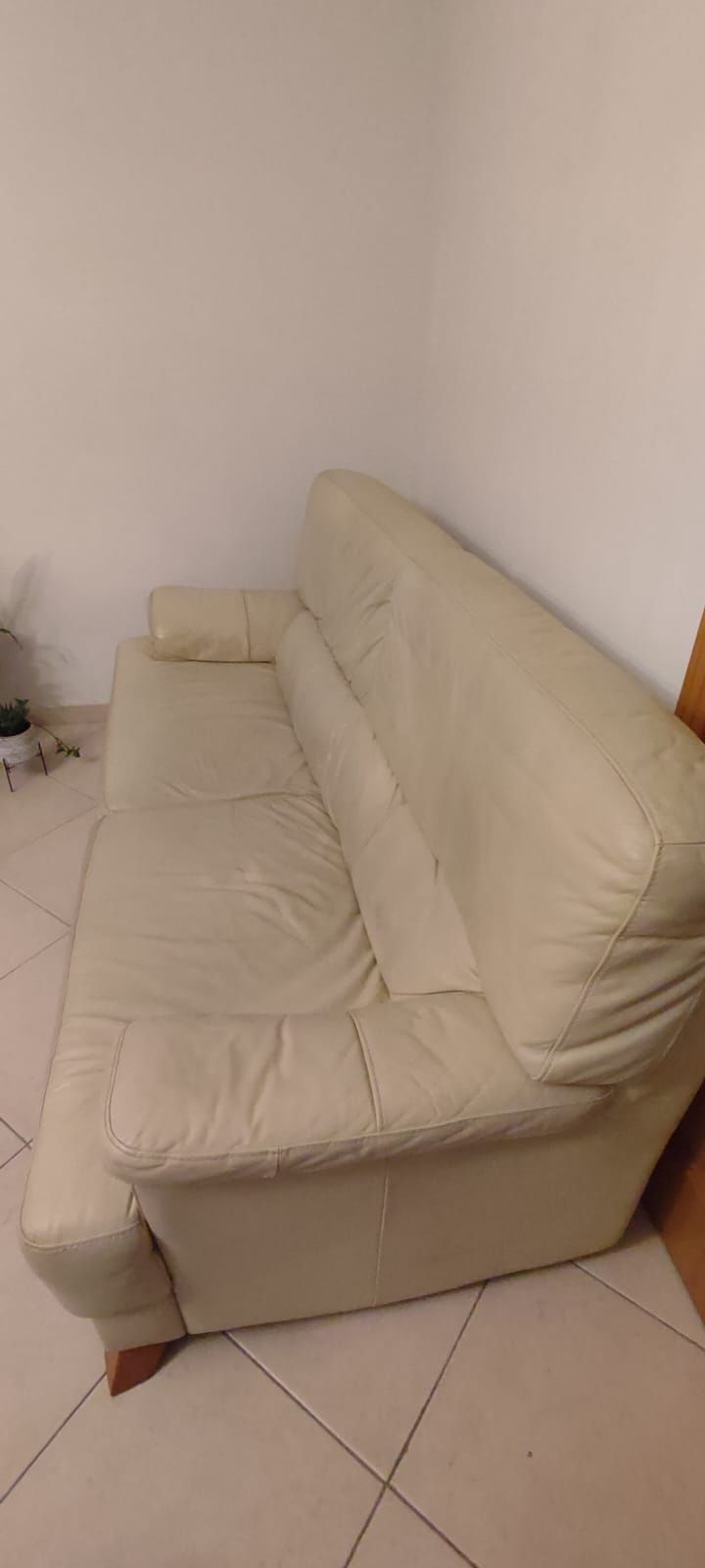 Sofá de pele cor creme