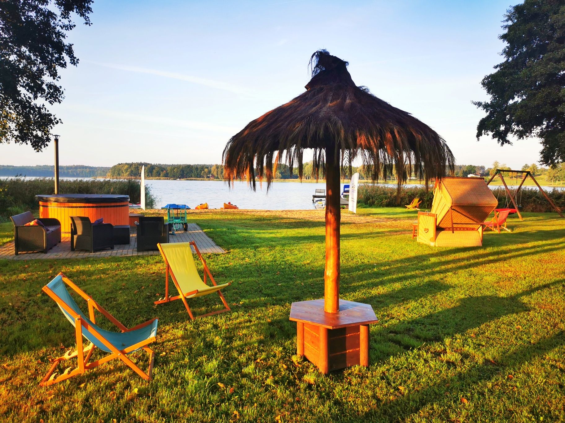 Domki nad jeziorem. PRYWATNA PLAŻA, balia z jacuzzi w cenie, SAUNA ZEW