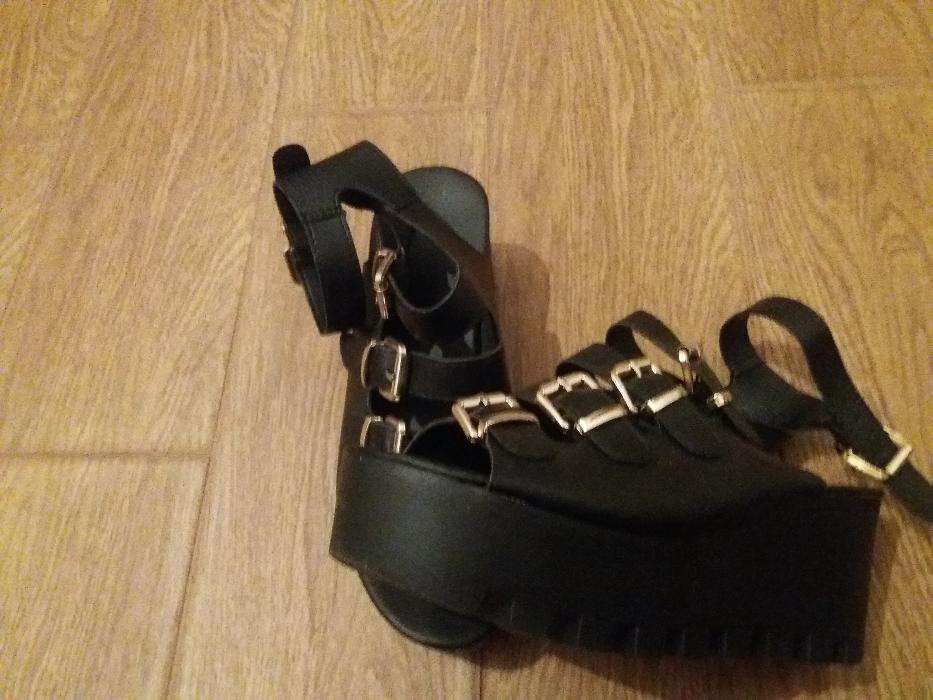 Sandalias pretas com fivelas