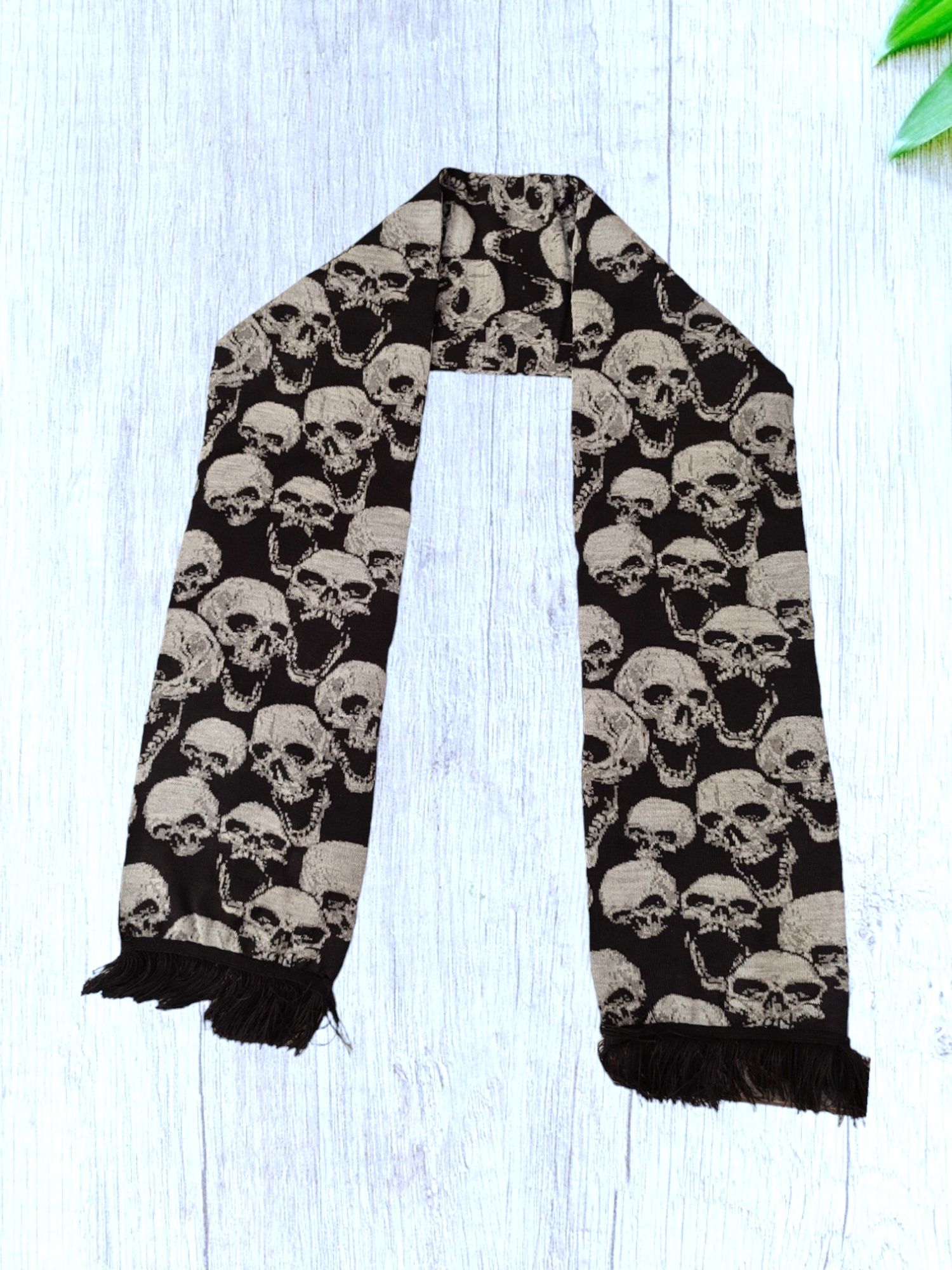 Ексклюзивний акриловий шарф з зображенням черепів: стиль та комфорт
