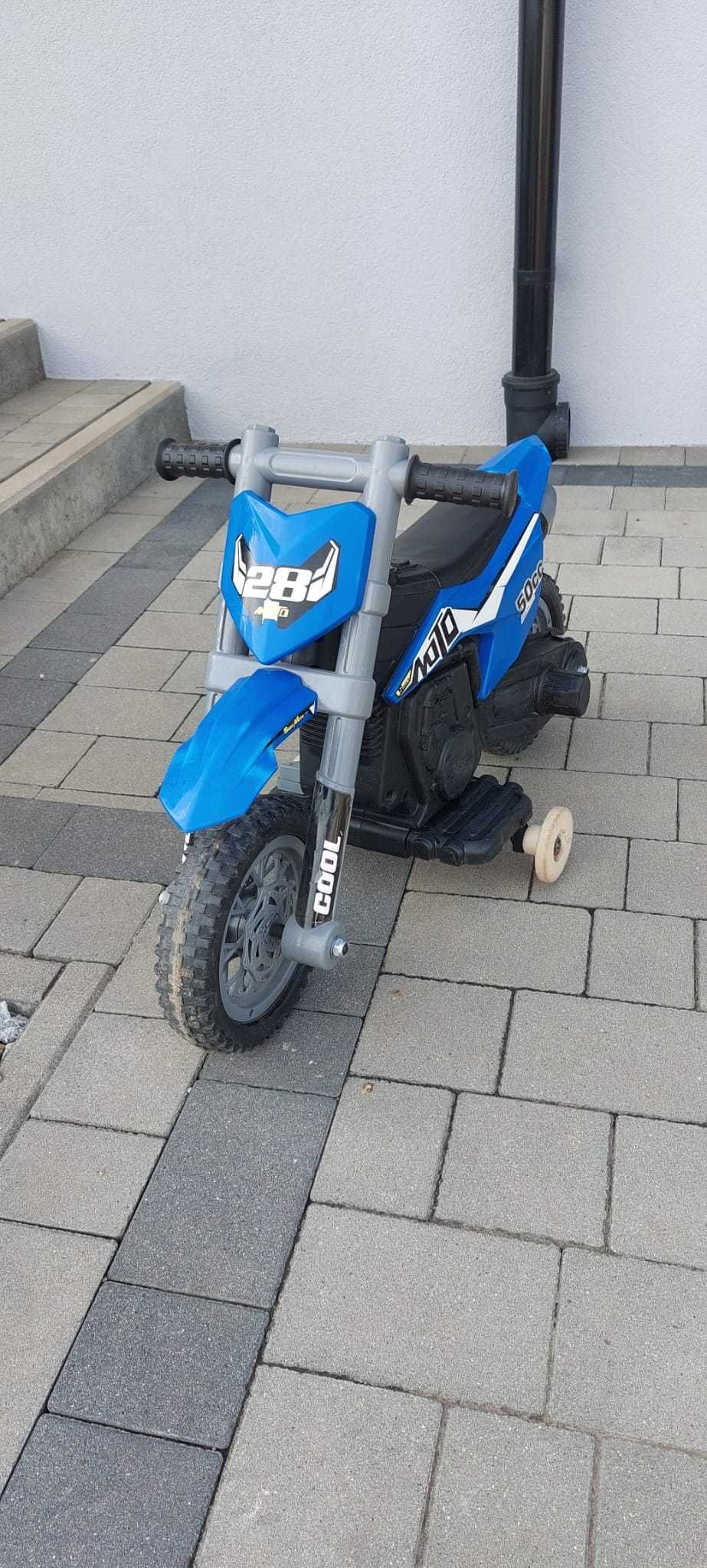 motor V-cross na akumulator