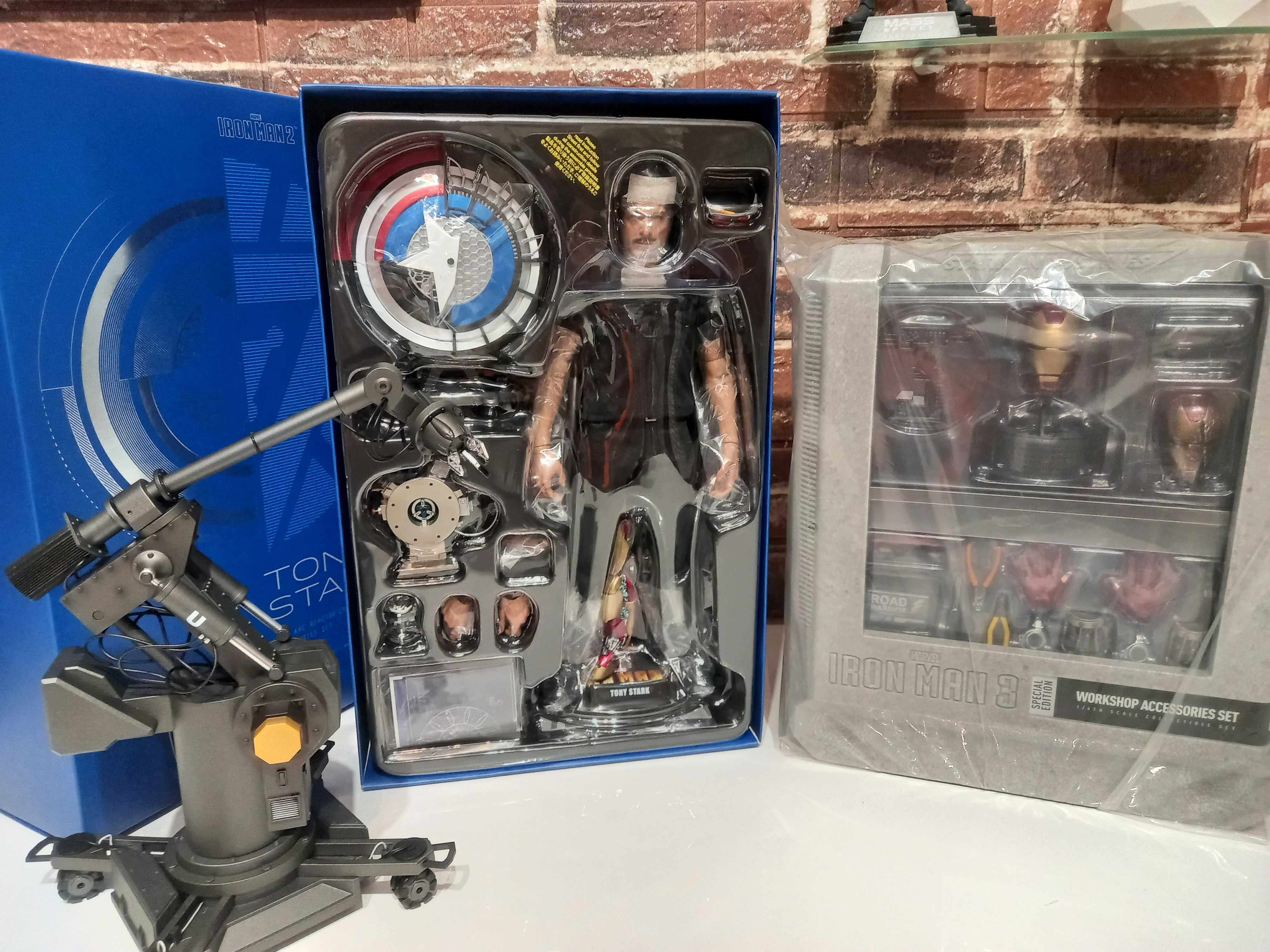 Фигурка Тони Старк + доп набор Hot Toys TONY STARK MMS273+ACS Iron Man