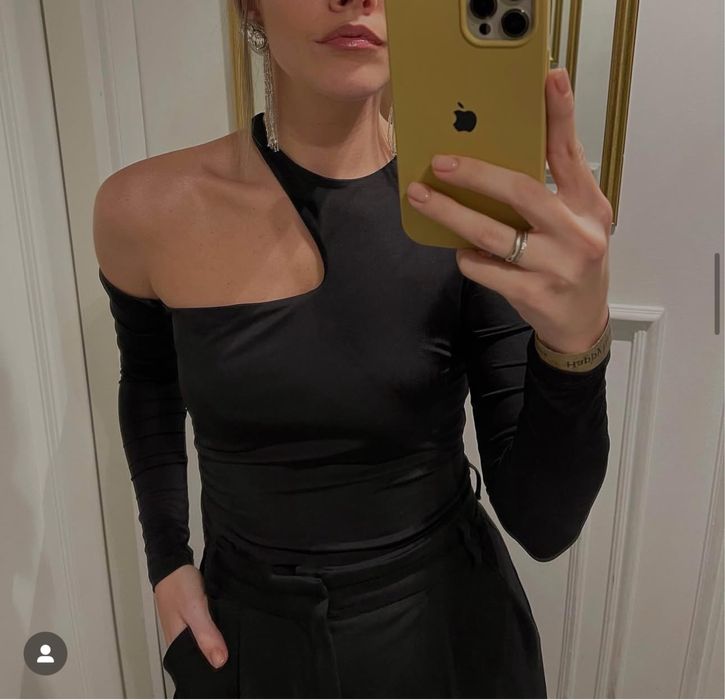 Боді з вирізом, відкритим плечем