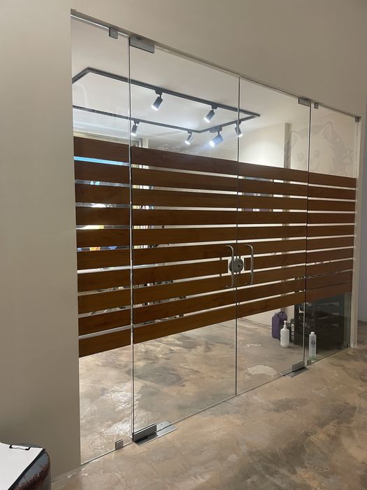 2 Portas vidro + 2 paineis fixos