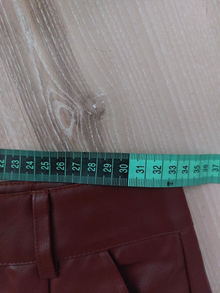 Szorty z eko skóry, krótkie brązowe spodenki ze sztucznej skóry