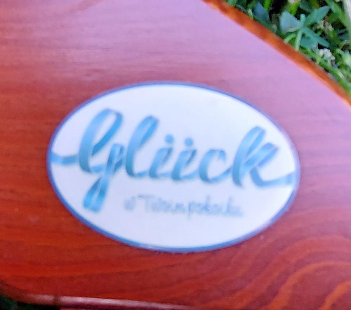 Brązowe łóżeczko marki Gluck+materac