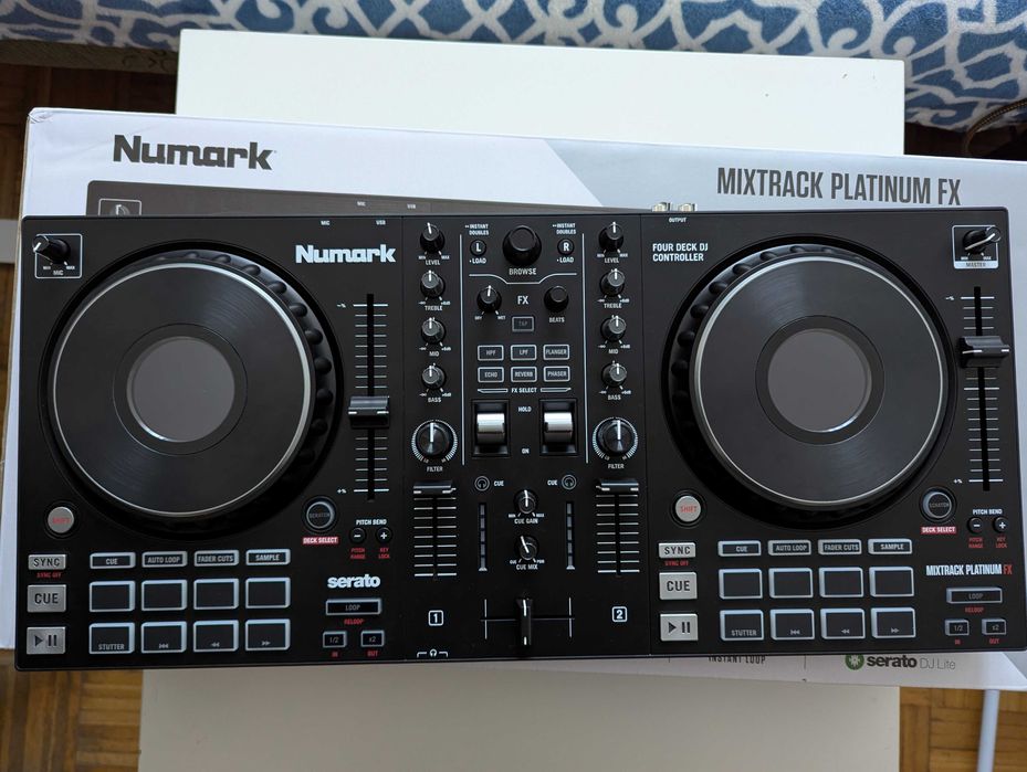 Numark Mixtrack Platinum FX — prawie nowy, z pełnym wyposażeniem