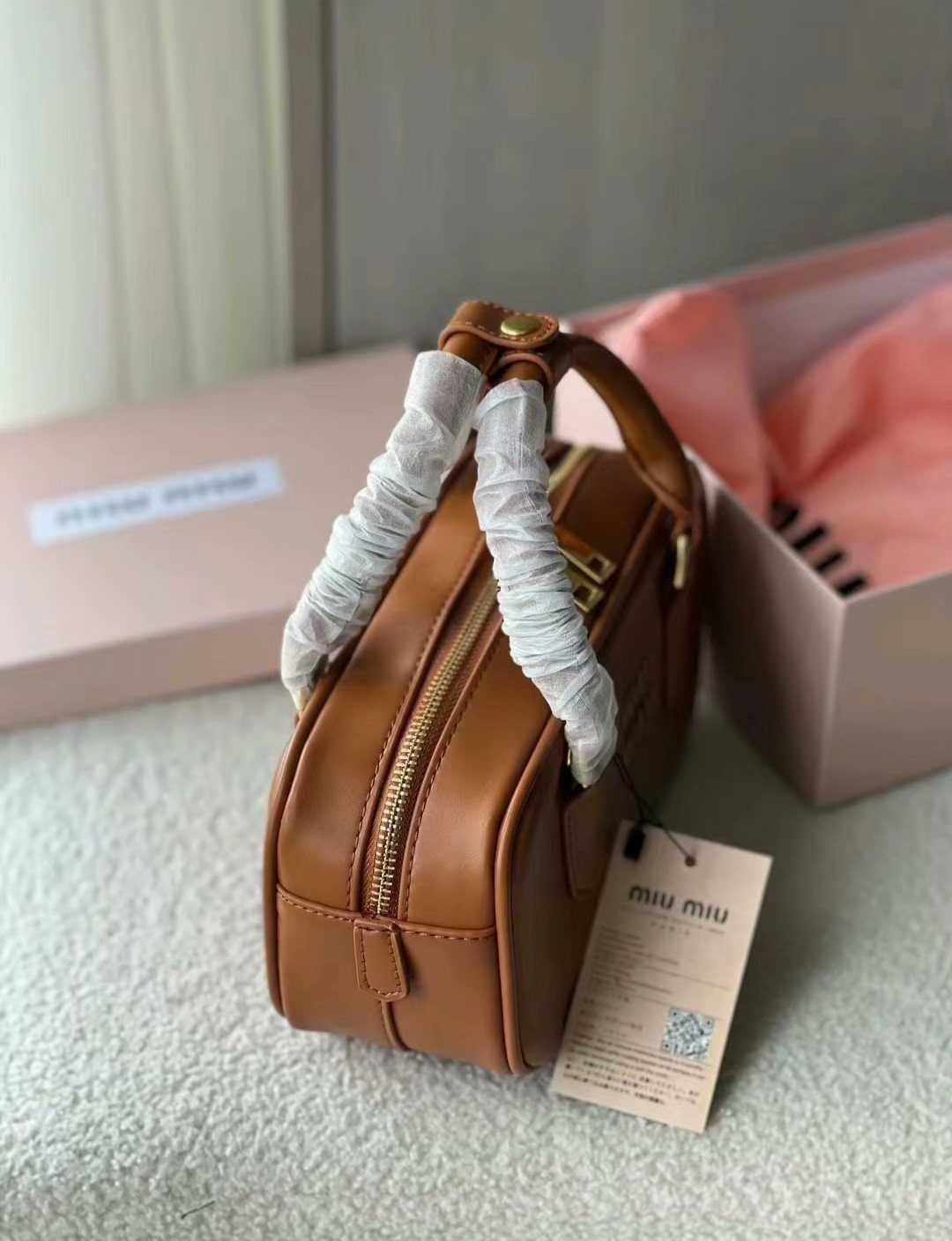 MiuMiu Brązowa Torebka Krzyżówka – Trendy i Praktyczna