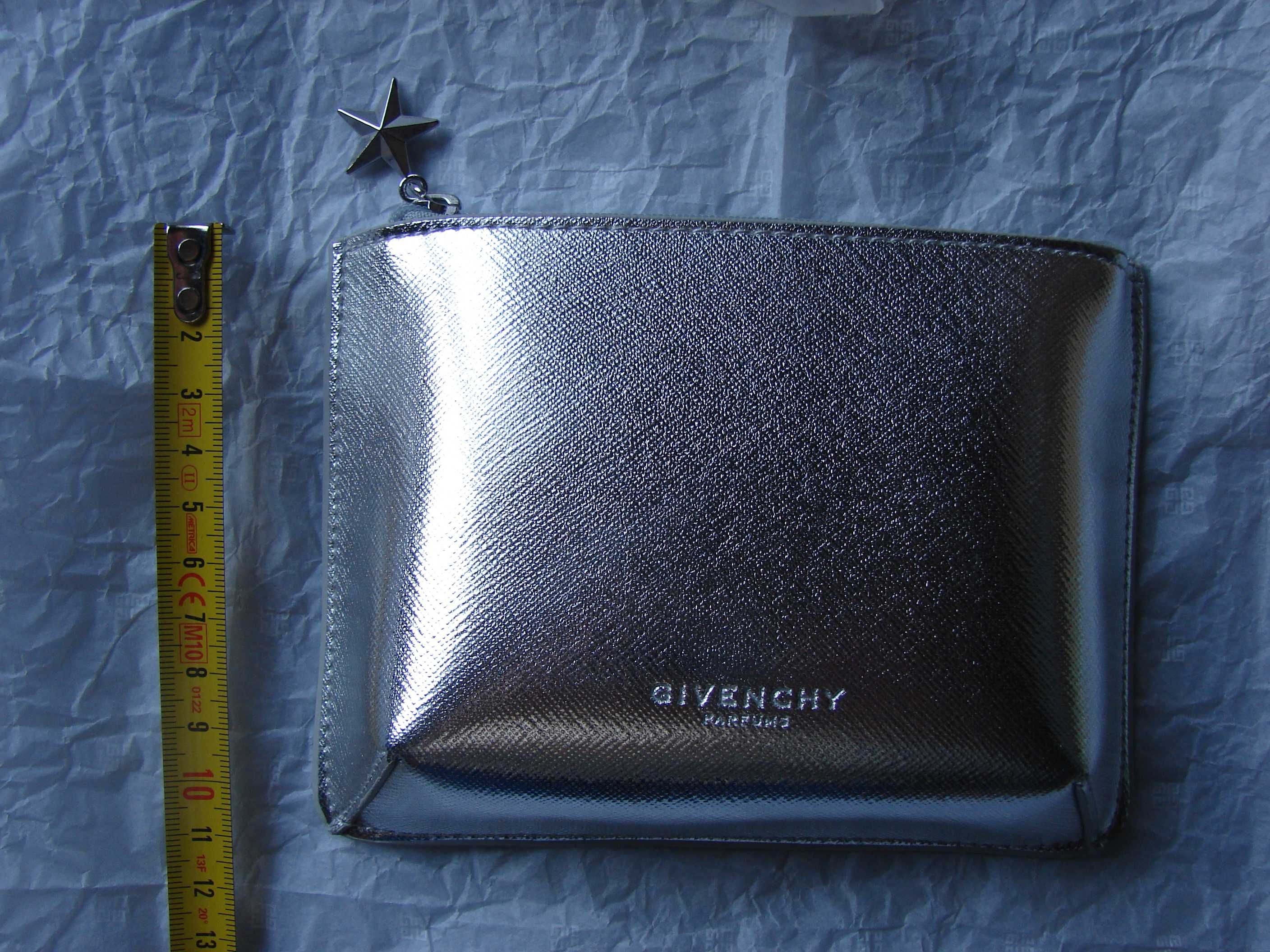 Подарочный набор Givenchy Very Irresistible: кocметичка-клатч и napфюм