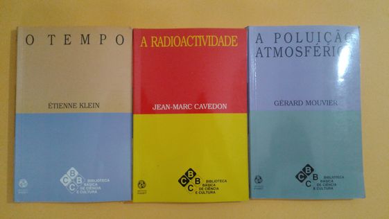 Vários livros de ciência do Instituto Piaget