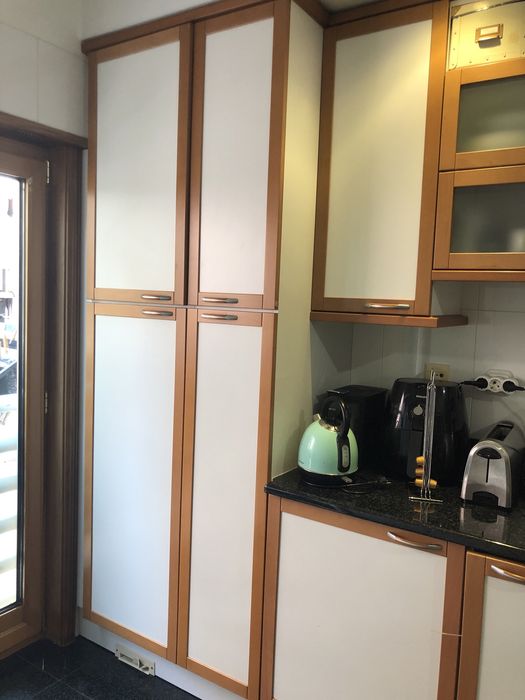 Cozinha com módulos e bancada em pedra preta