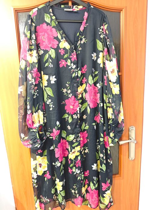 Sukienka w kwiaty na podszewce