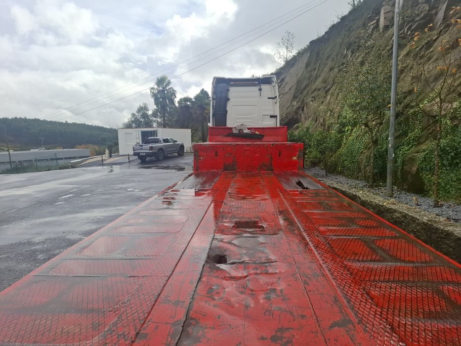 Semi-reboque porta máquinas