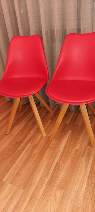 Cadeiras com pés em carvalho