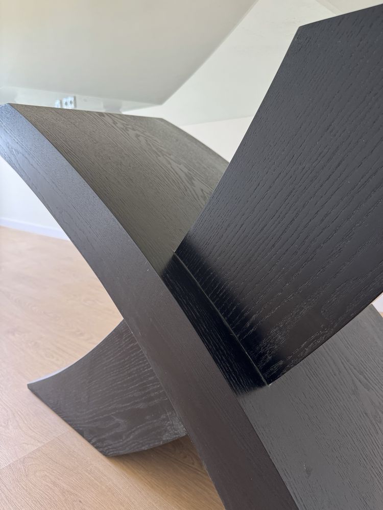 Mesa de vidro de sala com base preta