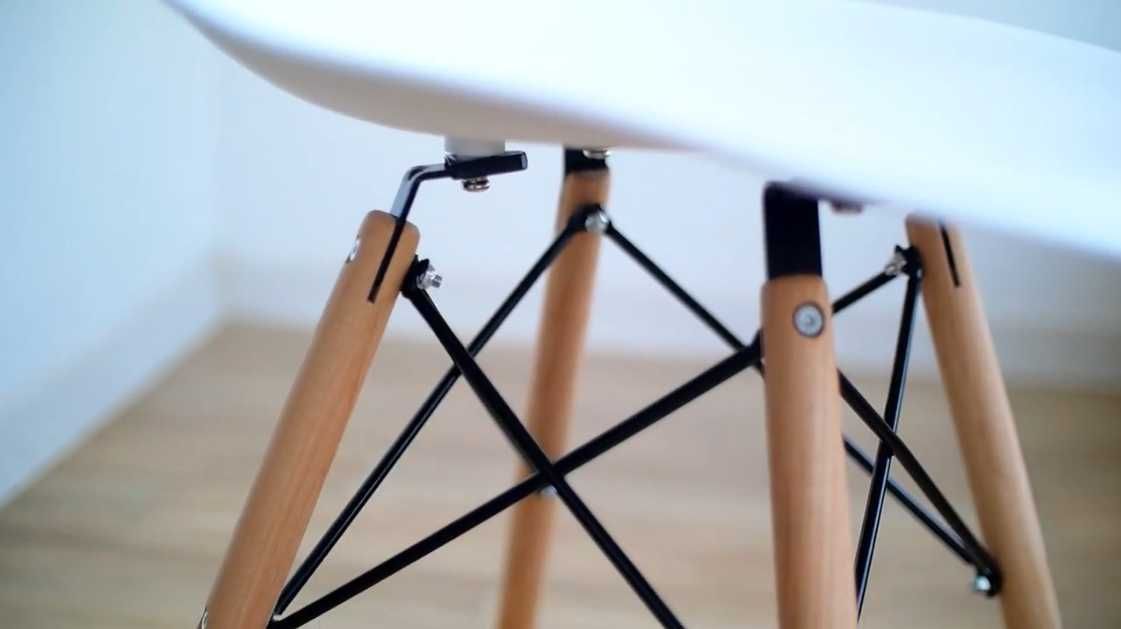 Стілець білий для кухні Classic крісло кухонне на дерев’яних ніжках