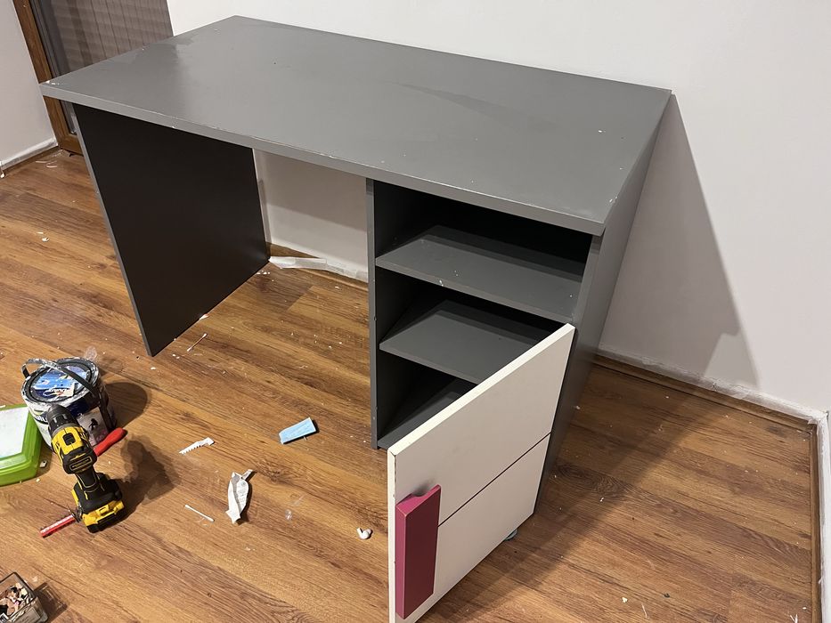 Biurko szaro-biało-fioletowe