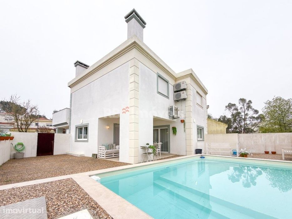 Moradia T4 c/ Piscina, Garagem e Cave, na Urbanização Casal Vidigal...