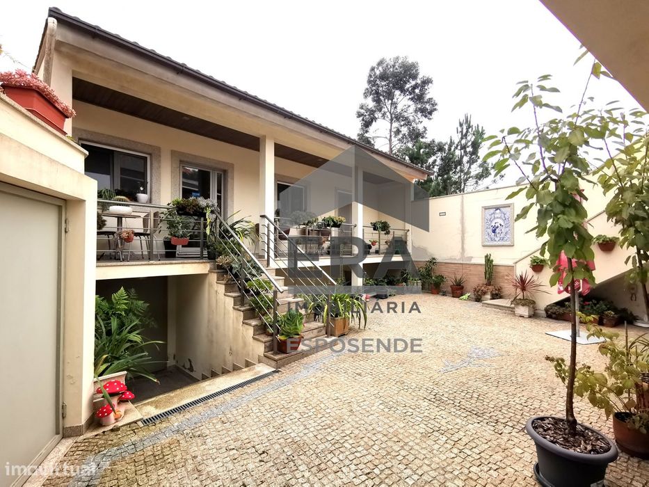 Moradia T3 com Duas Lojas