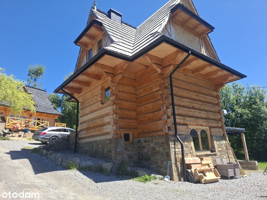 Stylowy drewniany dom regionalny w Kościelisku z widokiem na Tatry
