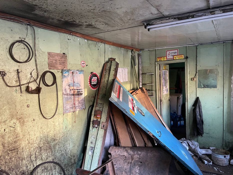 Битовка 7,5*2,5 висота 3,1 метра фасад металевий профнастил