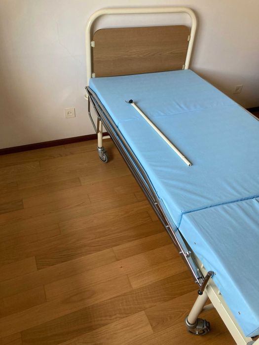 Cama articulada hospitalar