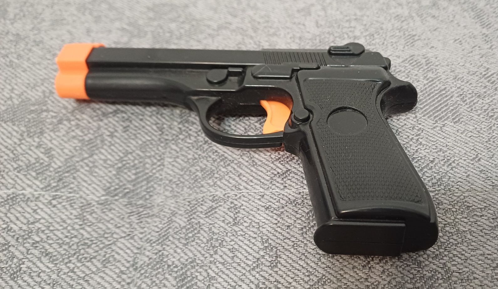 Pistolet zabawkowy czarny rewolwer strój przebranie policjant żołnierz