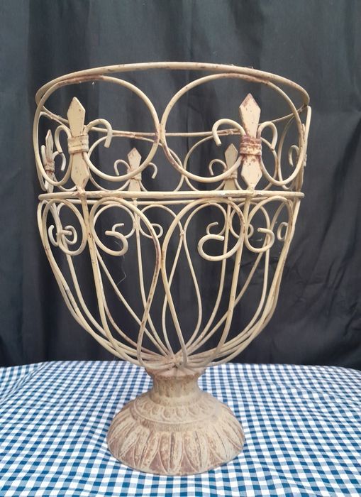 Fruteira antiga em metal