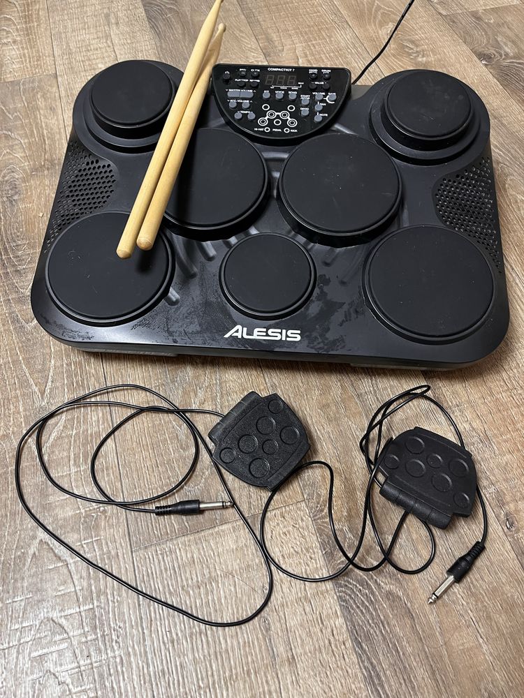 Alesis Compact Kit 7 — електронна ударна установка, педалі, палички
