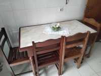 Mesa de cozinha em madeira e mármore, com gavetas.