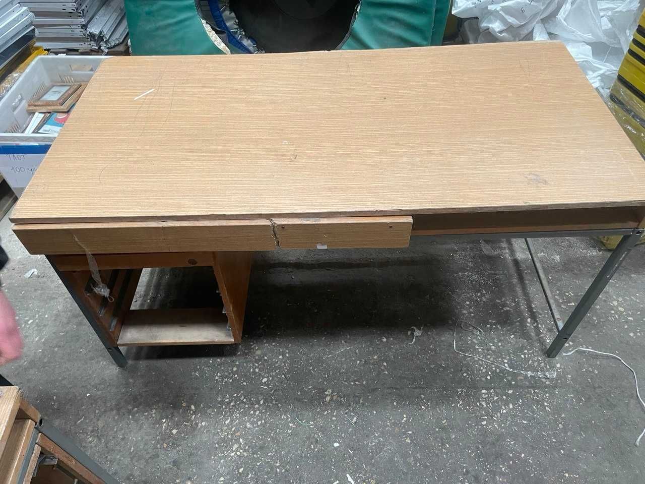 Письмовий стіл .