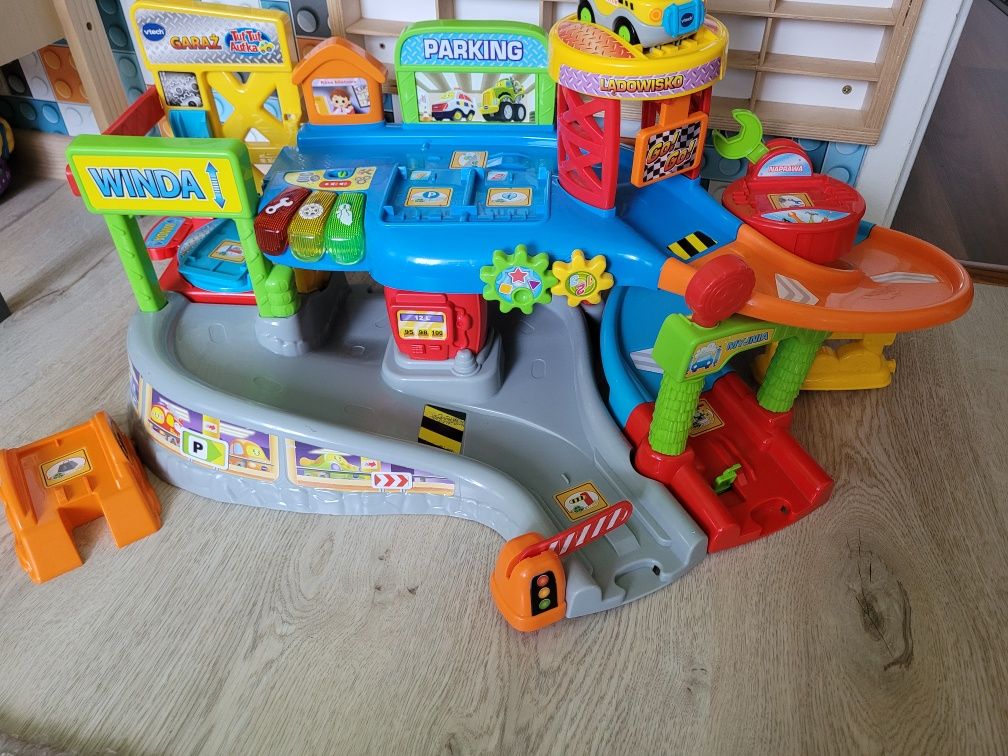 Garaz Vtech tut tut, zadbany. Plus 3 dodatkowe autka.