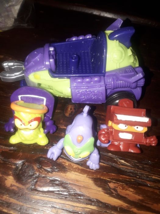 Samochód superthings plus 3 figurki