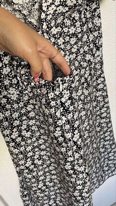 Letnia czarna sukienka w białe kwiatki z wiązaniem na plecach