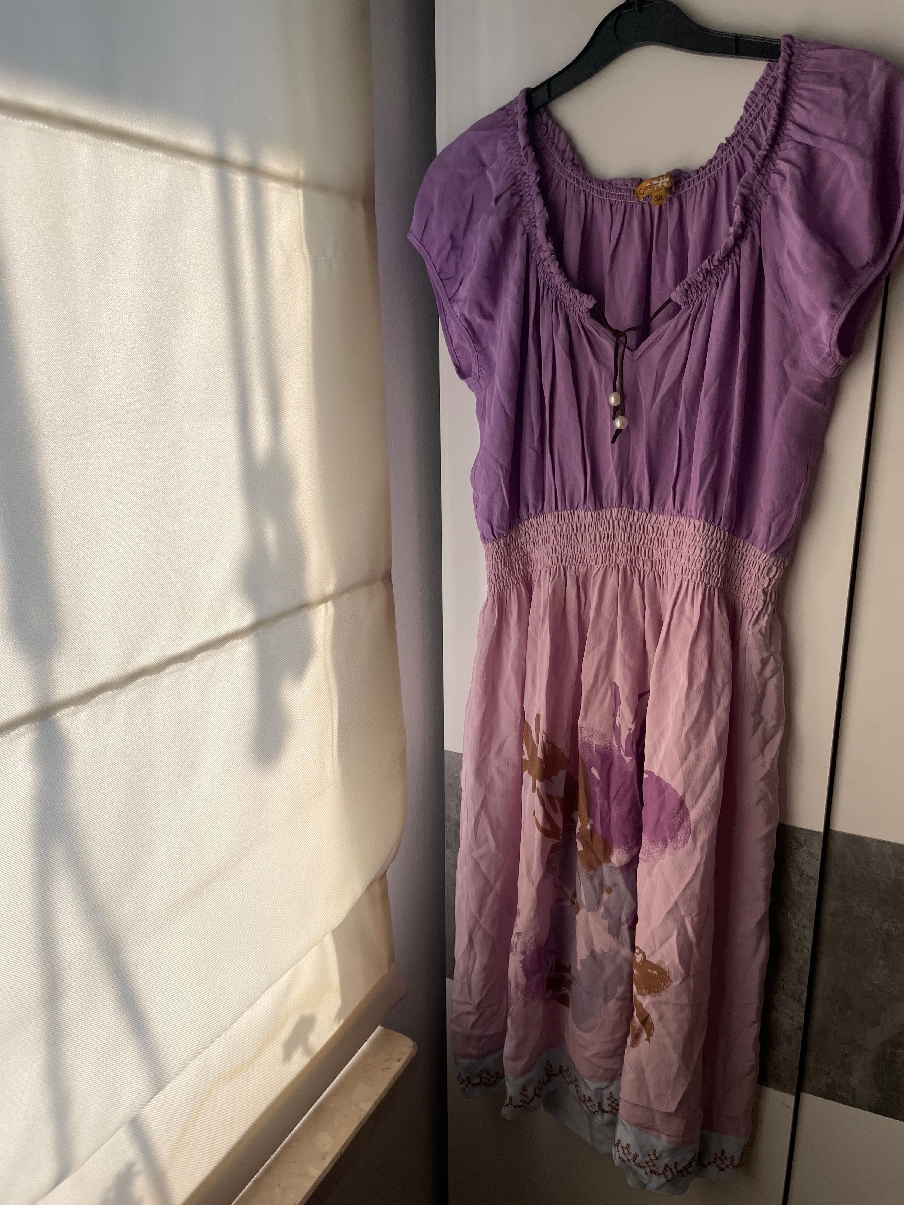Sukienka z gumka w pasie fioletowa w kwiaty 38