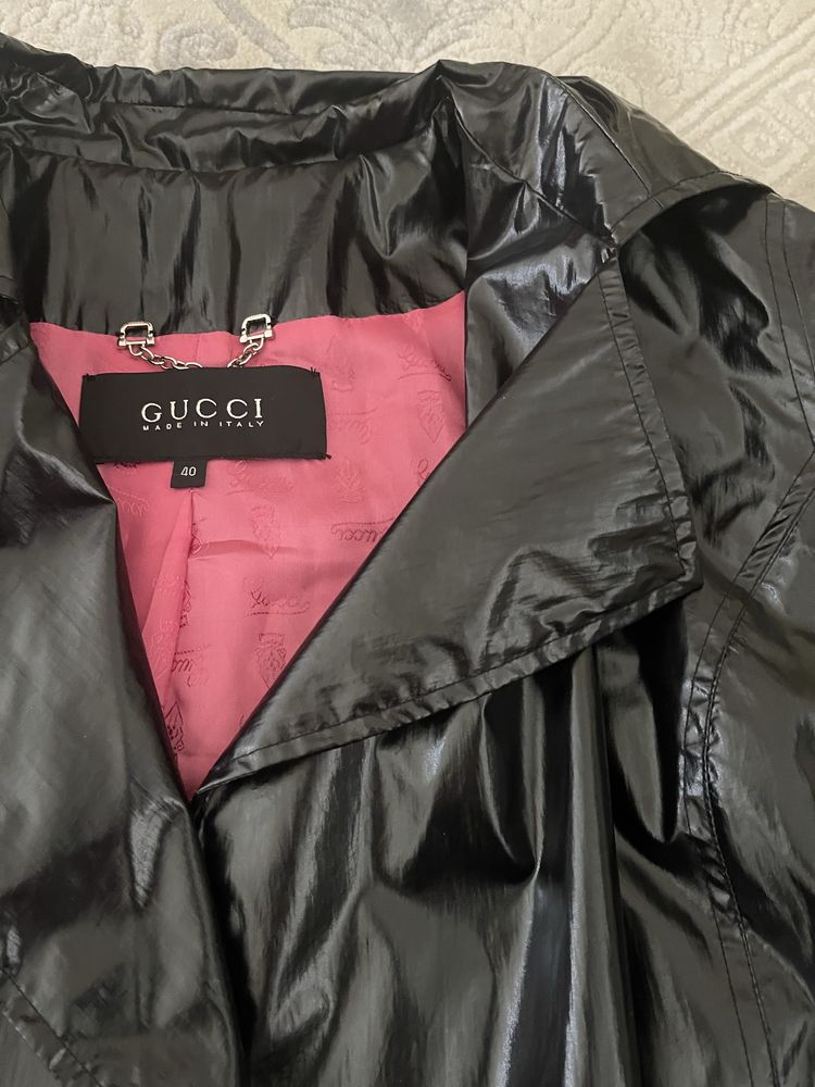 Женский плащ GUCCI  черный лак на атласн подкладке раз L